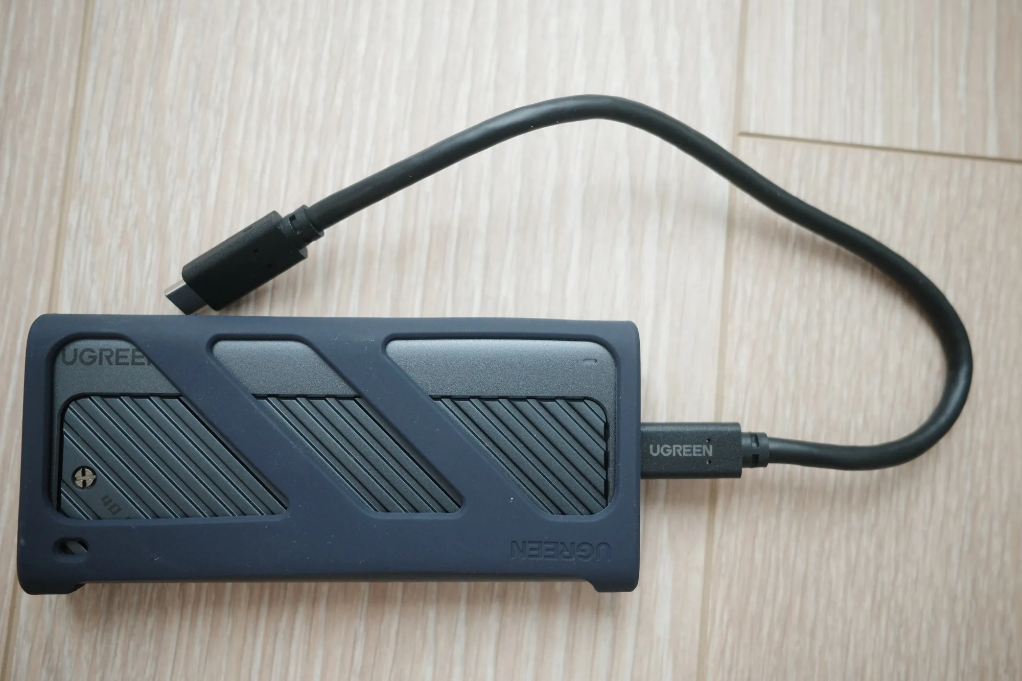 フレームをはめたUGREENのSSDケース本体と、付属のType-Cケーブル